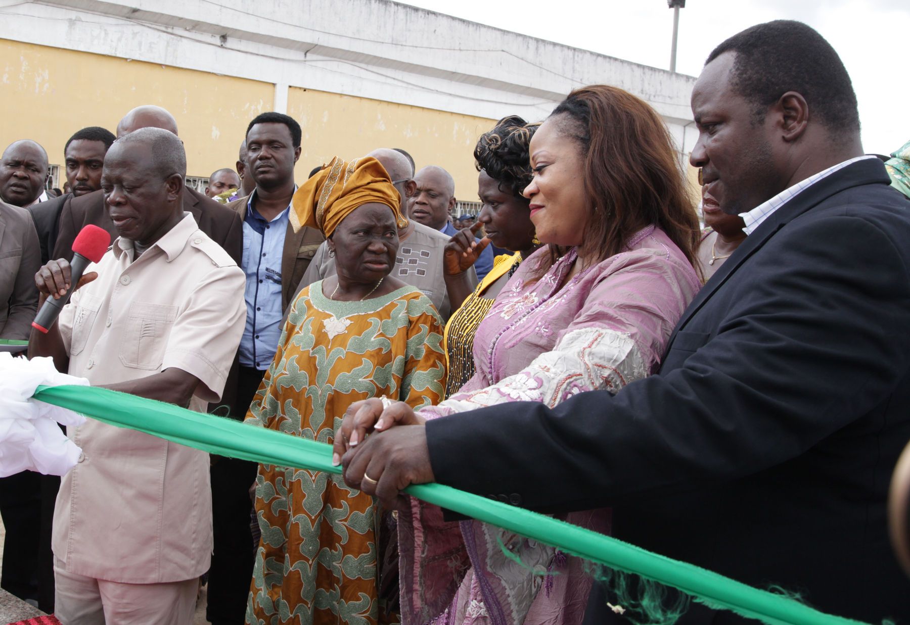 From left: Governor Adams Oshiomhole of Edo State, Pastor (Mrs) Clara Ogbemudia, wife of Dr Samuel Ogbemudia, Mrs Amen Ogbemudia-Uhunmwangho, daughter, Mrs Yetunde Ogbemudia, wife and Samuel Ogbemudia (Jnr) at the unveiling of a statue in honour of Dr. Samuel Ogbemudia at the state-owned stadium in Benin City on Wednesday.