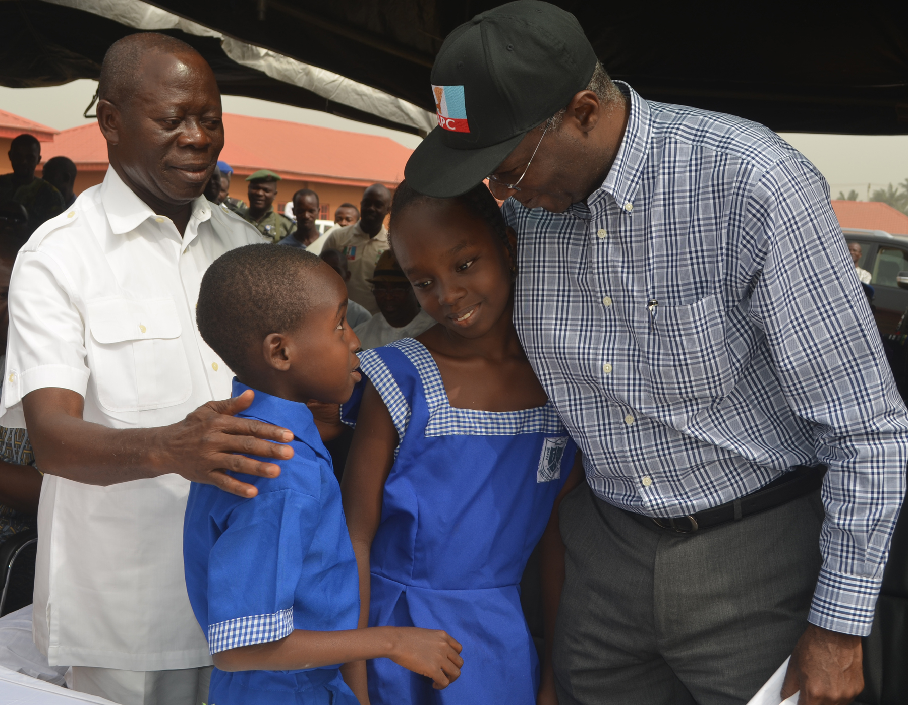 From left: Governor Babtunde Fashola, SAN, of Lagos State chats with Christabel Aluge and Ebenezer Ogiozee, Primary Six Pupils of Payne Primary School, Benin City, with them is Governor Adams Oshiomhole of Edo State at the commissioning of the rebuilt 33-classroom Payne Primary School, Benin City, Friday. Edo Govt House Photo