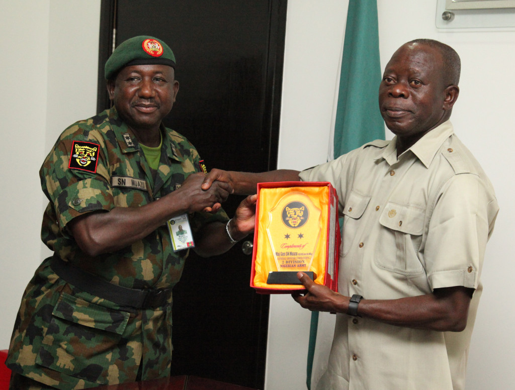 Maj-Gen Sanusi Nasir Muazu, General Officer Commanding 2 Division, Nigerian Army presents a plaque to Governor Adams Oshiomhole during the visit of the GOC to the Governor in Benin City, Monday.