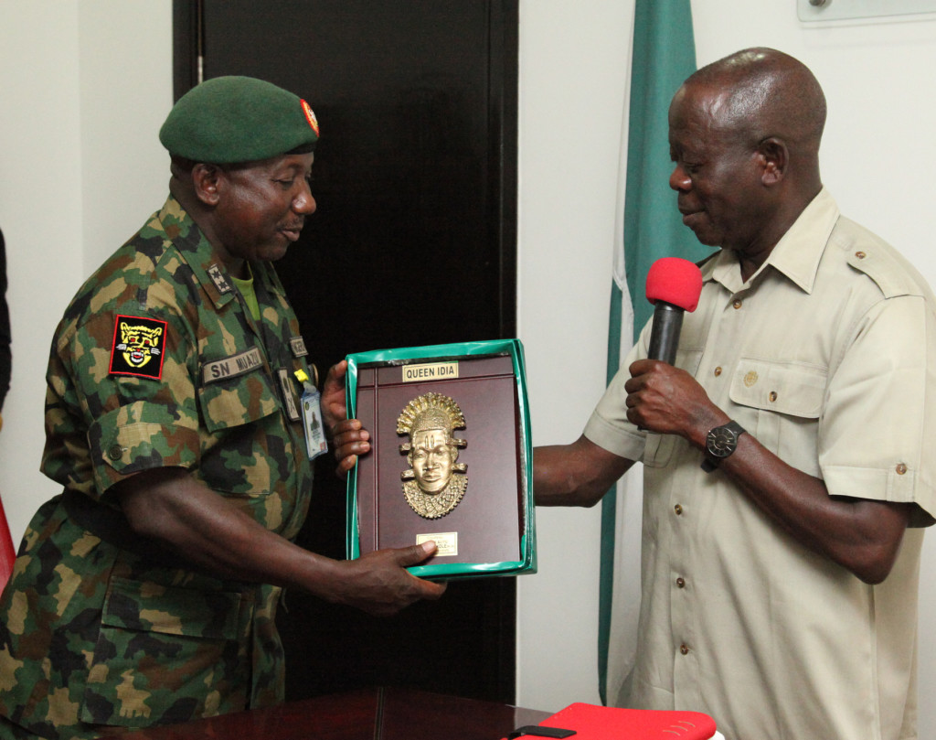 Governor Adams Oshiomhole of Edo State presents a plaque to Maj-Gen Sanusi Nasir Muazu, General Officer Commanding 2 Division, Nigerian Army during the visit of the GOC to the Governor in Benin City, Monday.
