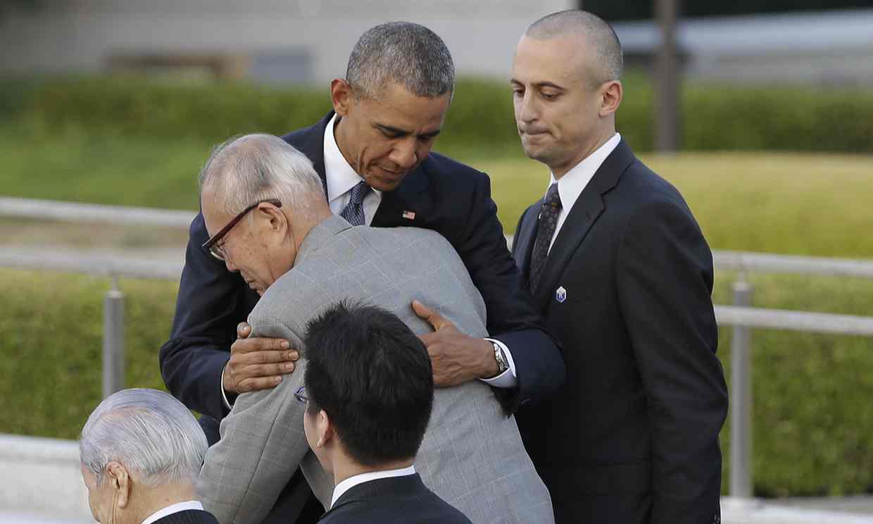 Barack Obama embraces survivor Shigeaki Mor