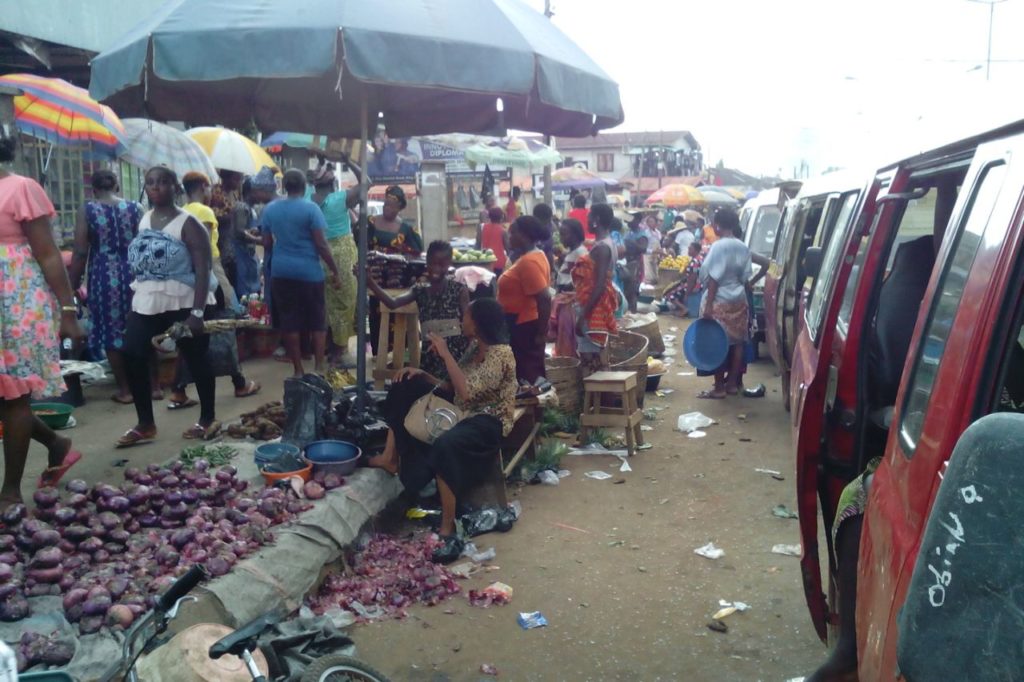 Makeshift market created by some traders following the closure of Oba market as a result of the passing of the Great Benin King, Oba Erediauwa. Photo by Osaru Okuns.