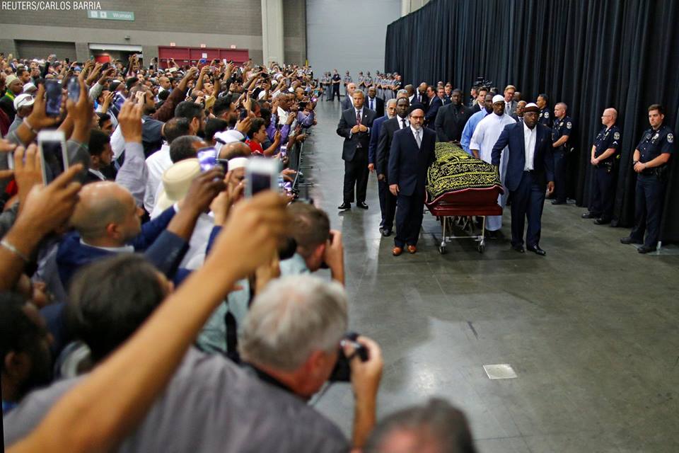 Worshipers and well-wishers take photographs as the casket with the body of the late boxing champion Muhammad Ali is brought for his Islamic funeral prayer, in Louisville, Kentucky, U.S. June 9, 2016. REUTERS/Carlos Barria