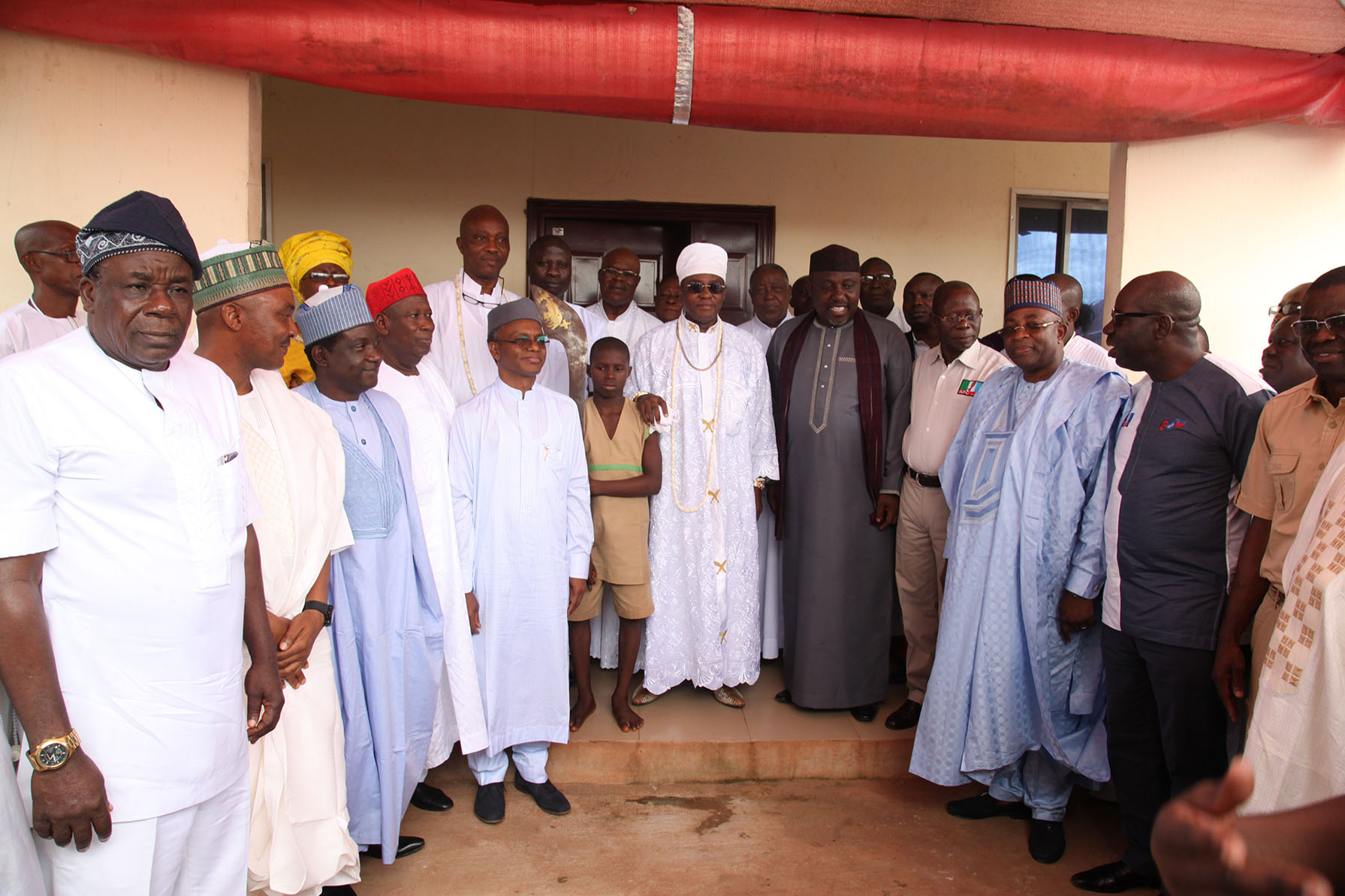 The Crown Prince of Benin Kingdom, His Royal Highness, Eheneden Erediauwa, Edaiken N'Uselu, and members of the Progressives Governors' Forum, during the visit of the Progressives Governors' Forum to the Crown Prince, on Saturday.