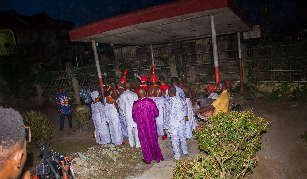The coronation procession , a stop at the Emotan status, to perform some rites.