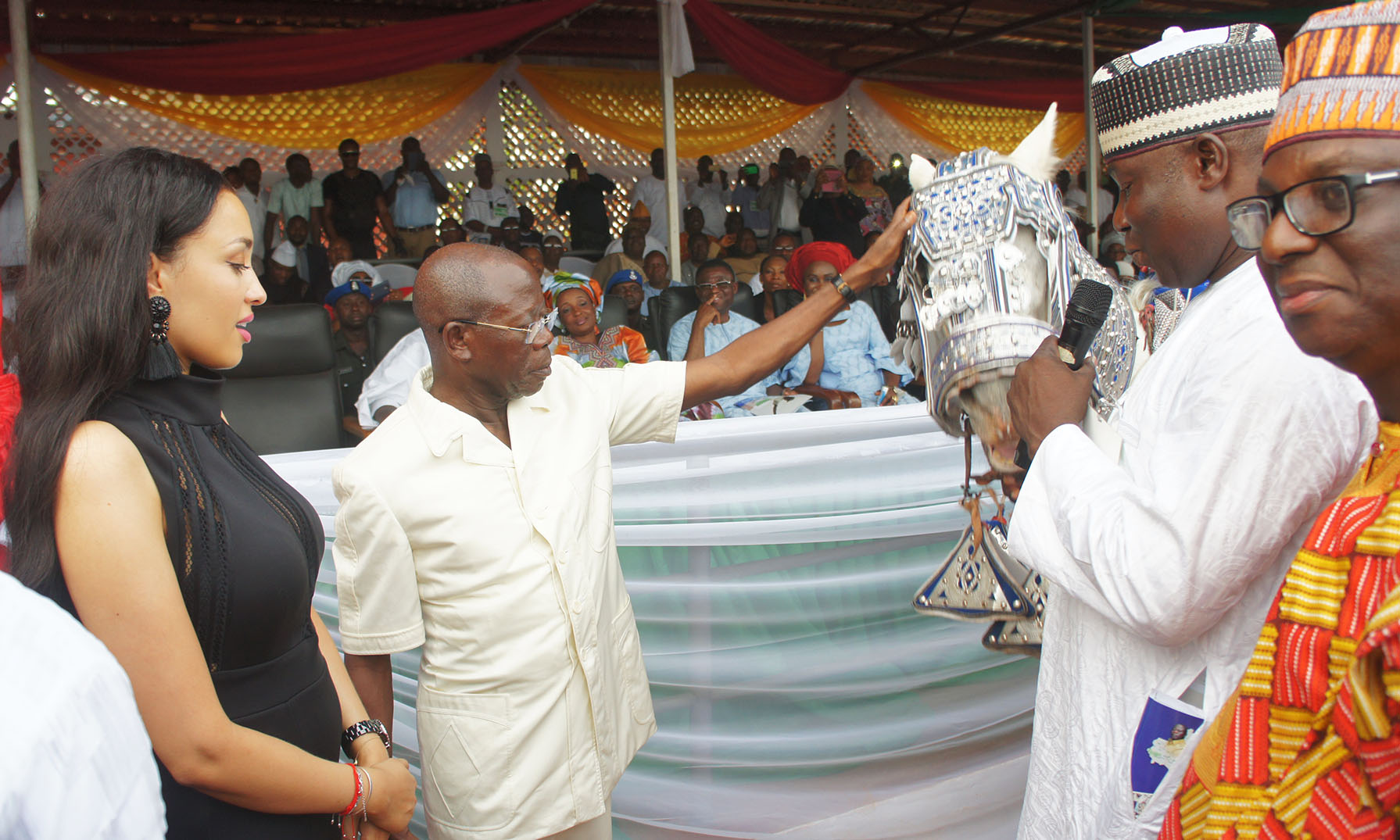 Members of the Organising Committee present a horse to former Governor of Edo State, Comrade Adams Oshiomhole at a grand reception for the former Governor at Auchi, on Saturday, with them is Mrs Iara Oshiomhole, wife of the former Governor.